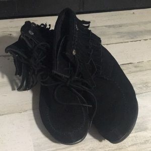 Bucco woman’s black moccasin type lace up ankle boots with fringe size 9